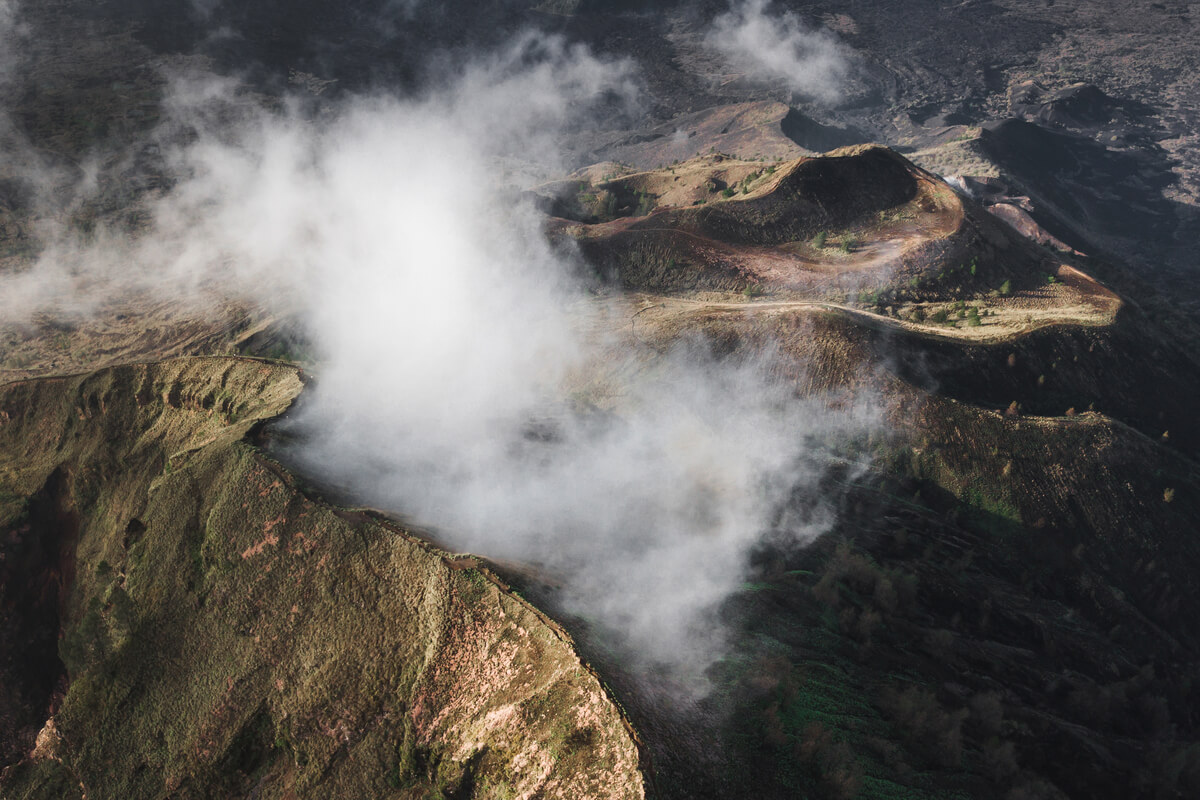 Вид с воздуха на вулкан Батур