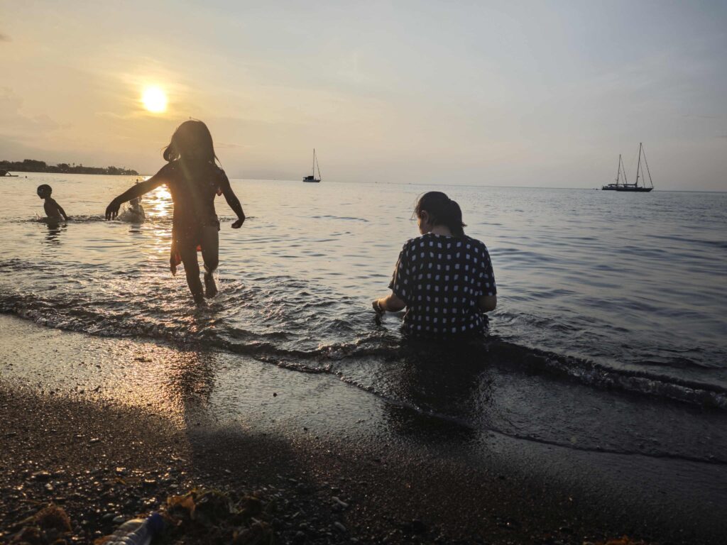 Lovina Beach Mom and daughter 19100130 Gede Satria Wibawa