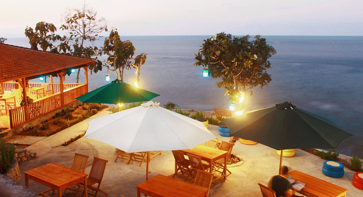 warung beach corner nusa penida