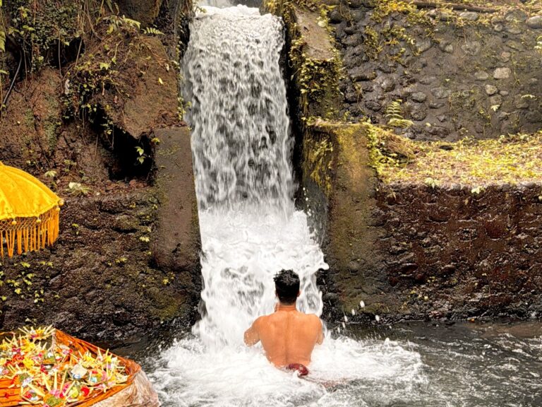 Melukat Pura Tirta Mengening Tampaksiring Gianyar 23060064 Agung Arjaya
