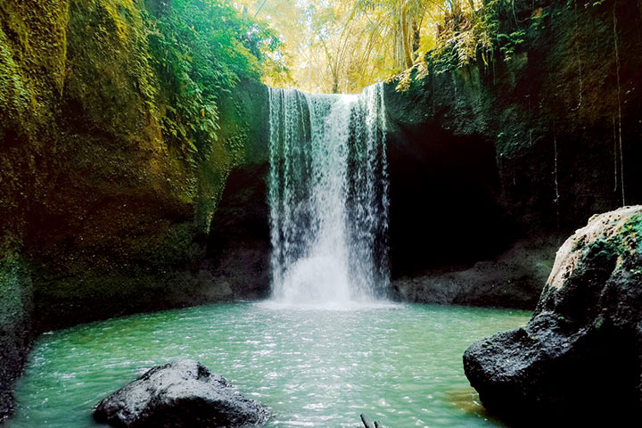 Suwat Waterfall Gianyar source salsawisata com