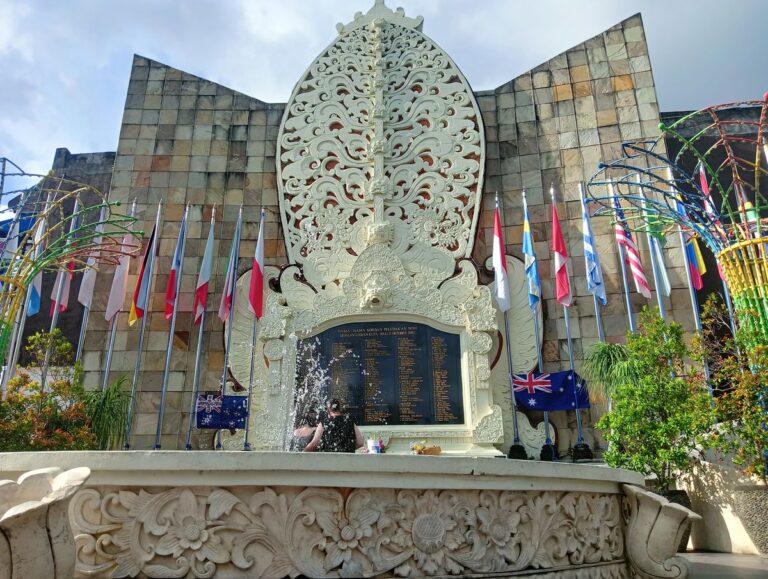 sejumlah keluarga korban bom bali 1 mulai berdatangan ke monumen ground zero selasa 11102022