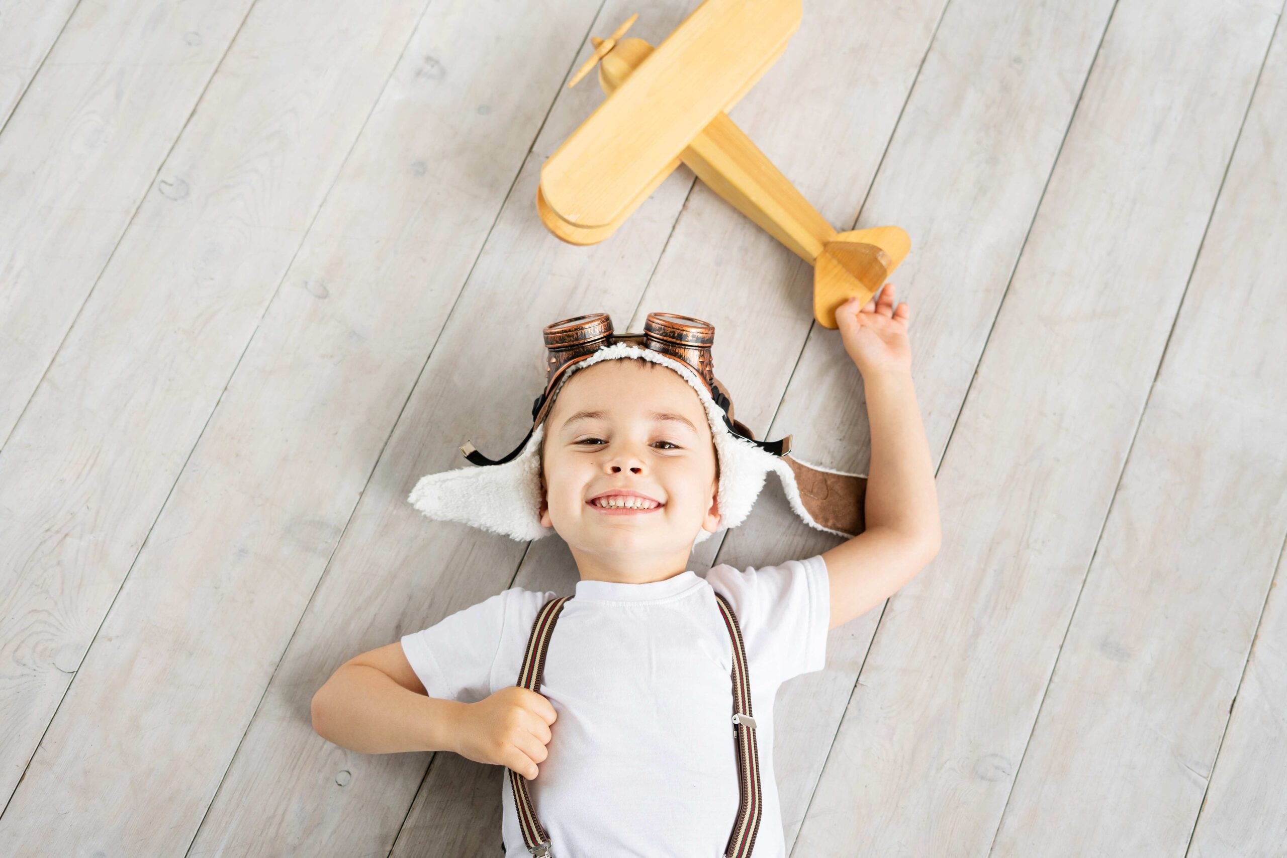 a little boy in a headset lies on the floor next t 2023 11 27 04 56 06 utc