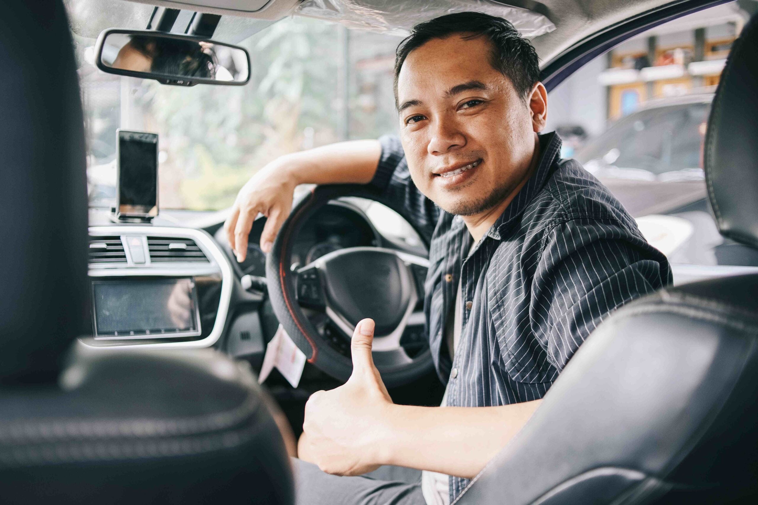 taxi driver giving thumb up 2023 11 27 05 03 54 utc