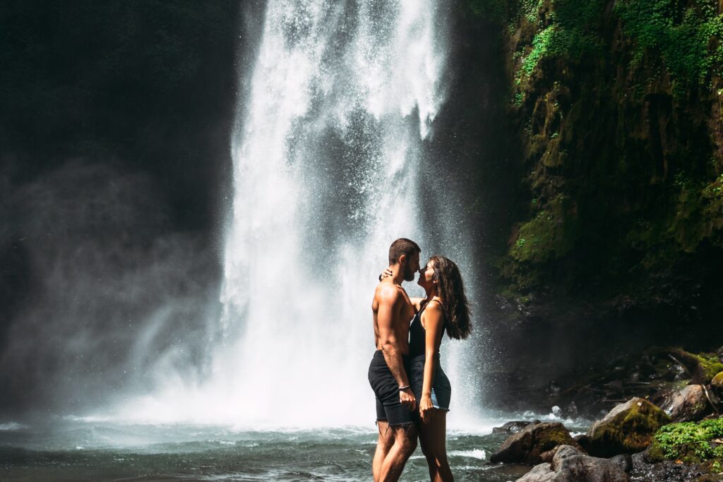 beautiful couple kissing at the waterfall a coupl 2023 11 27 05 19 43 utc