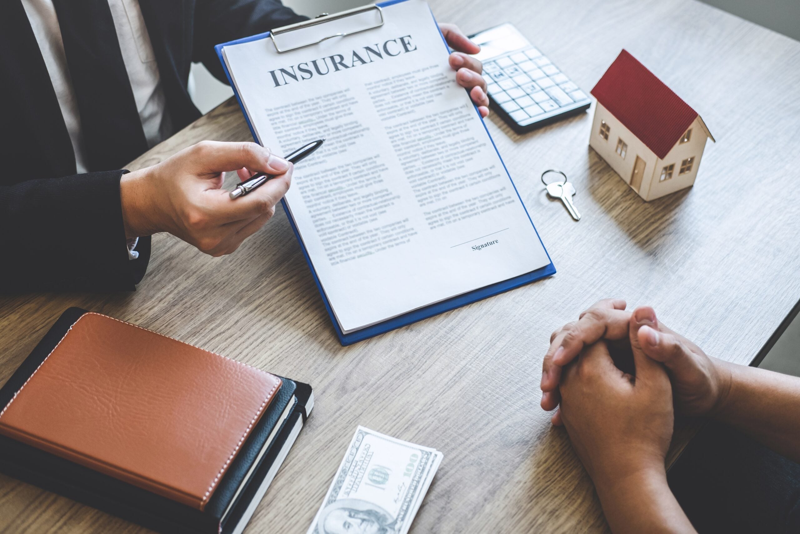 Estate agent broker reach contract form to client signing agreem