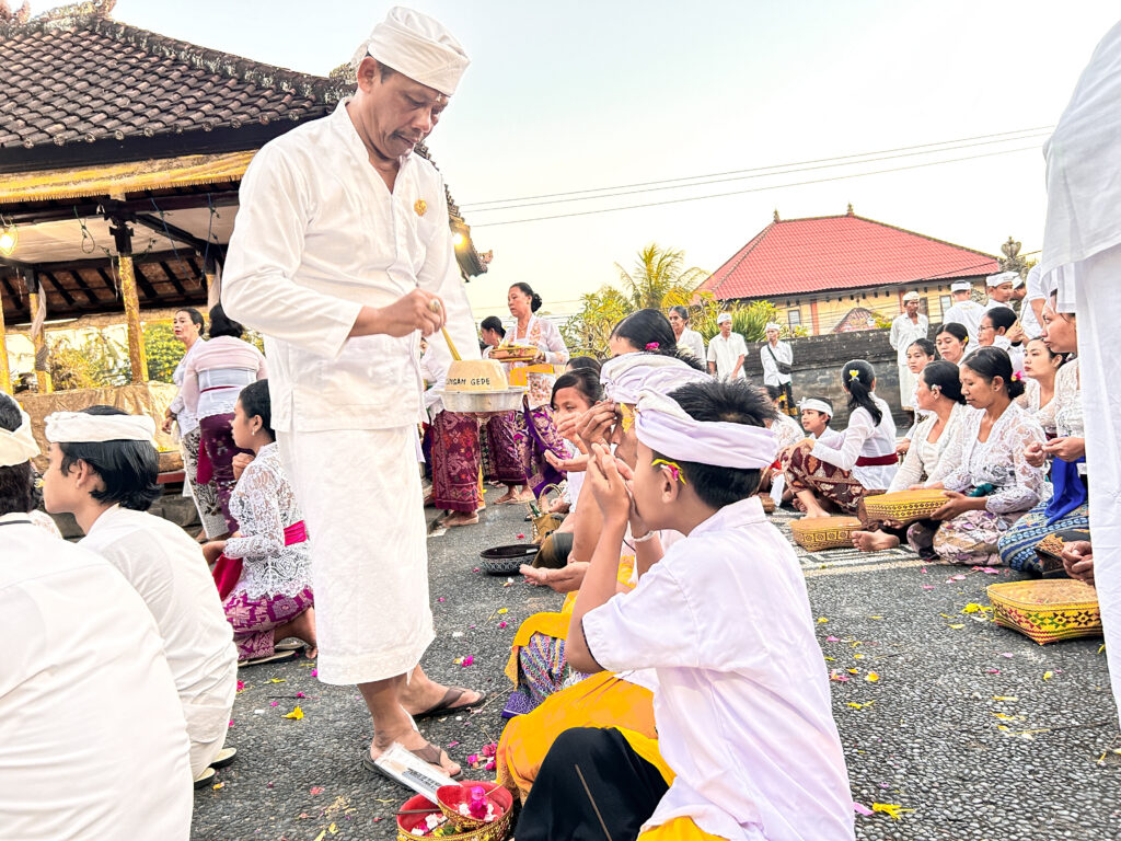 Pura Dalem Gede Gulingan Mengwi Nunas Tirta 22060642 Ni Wayan Ririn Era Putri