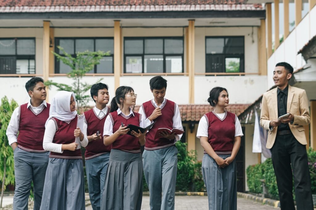 students learning outside the class 2024 07 23 00 10 37 utc groot