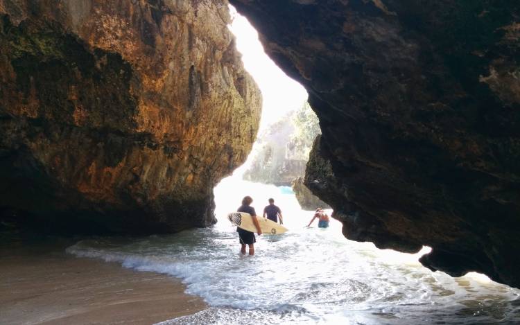 Suluban Beach Bali: Hidden Beach & Surf Break In Uluwatu