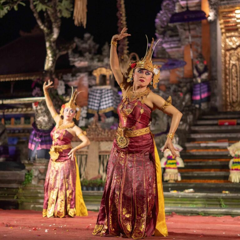 Tari Cendrawasih dance cafe lotus