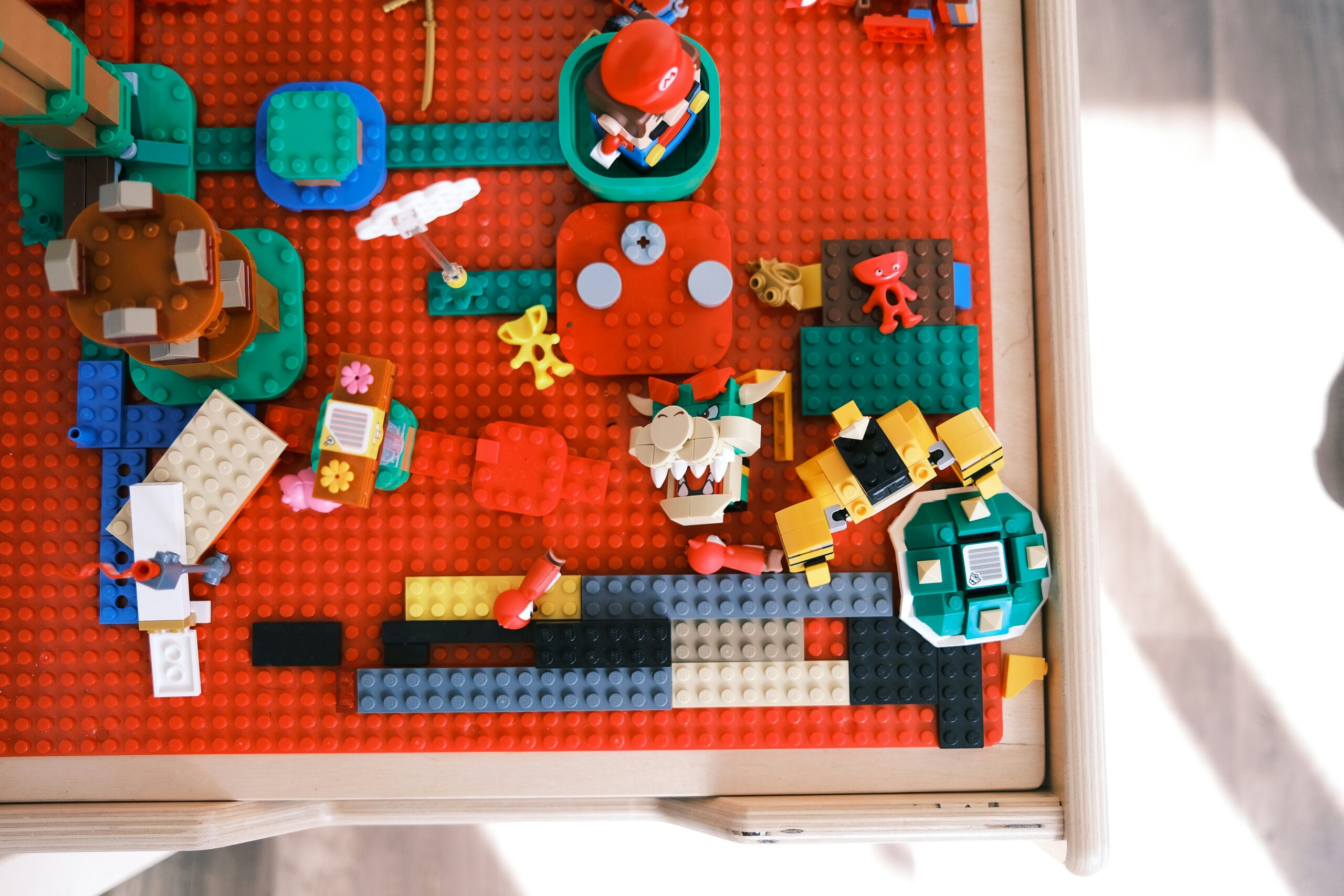 red-green-and-blue-lego-blocks