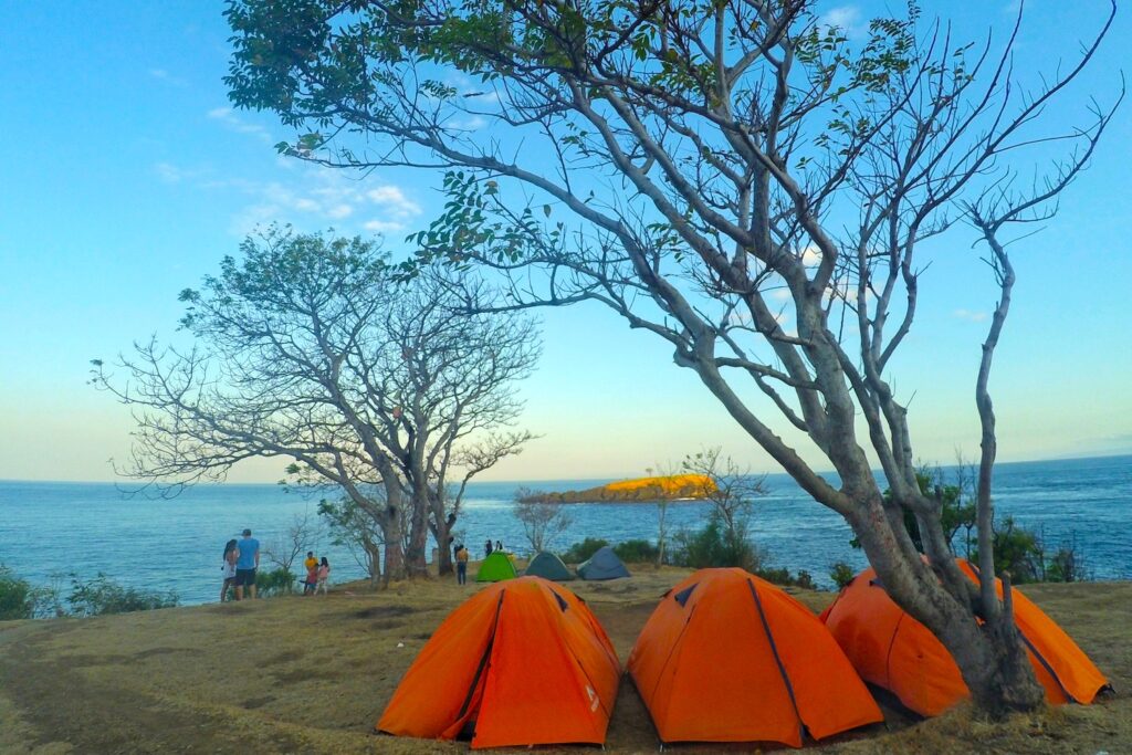 Berkemah di Bukit Asah bisa mendapatkan pemandangan laut biru di bagian timur Bali 1