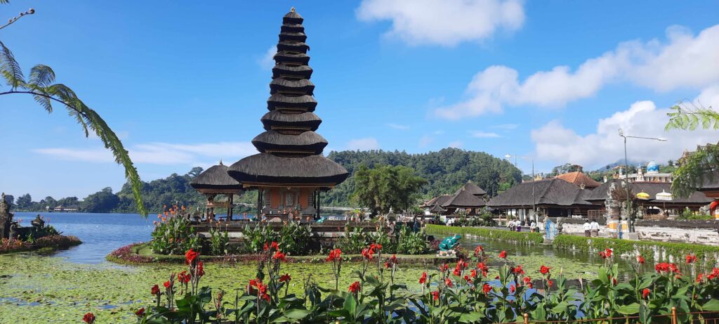 Danu Beratan temple balinese ceremony 24031561 novita dewi