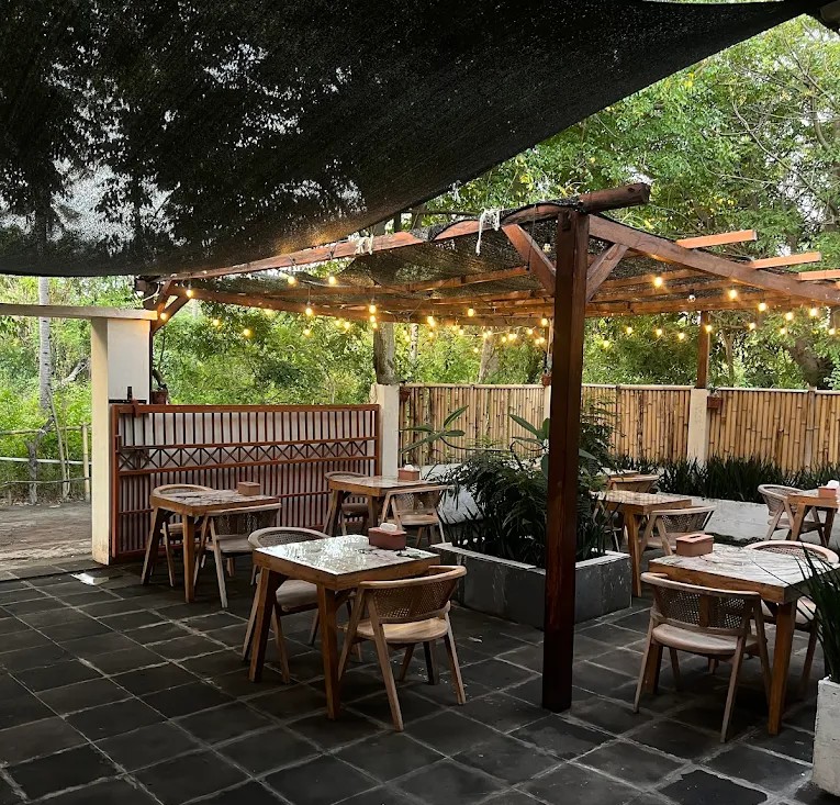 The Back Yard Island Cafe