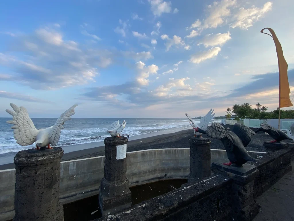 black beach keramas