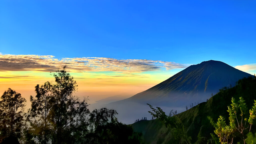 Pemandangan Matahari Terbit dari Puncak Bukit Trunyan Foto Gmap lia Oktaviani (1)
