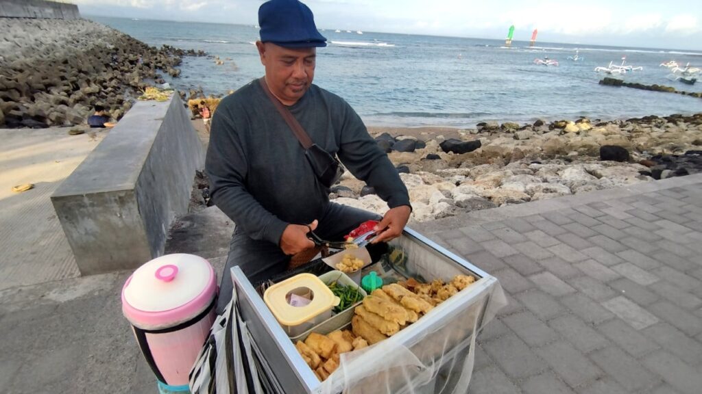 66dbf0579c903 lumpia pantai jajanan tradisional khas bali yang digemari wisatawan di pantai sanur 1265 711