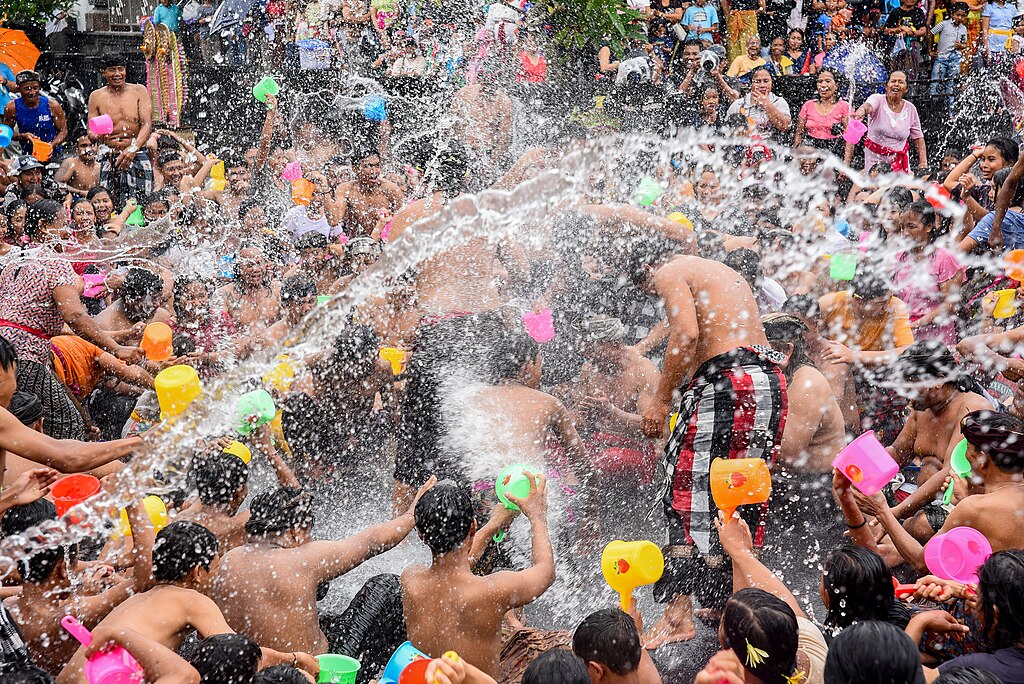 suwat water festival