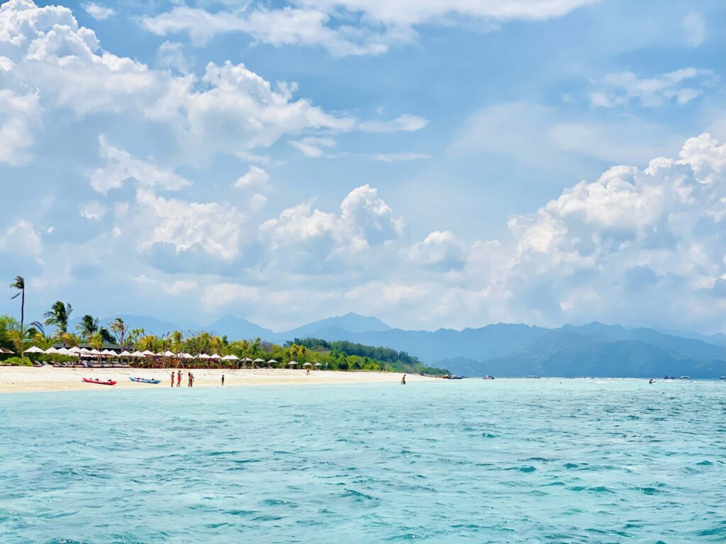 Pesona Gili Keindahan Laut dan Langit Menyatu 25042102 Gung Pradnya