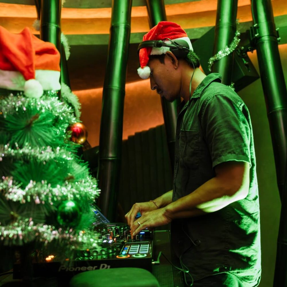 2025 11 19 CHRISTMAS HIDDEN BAR DK 15